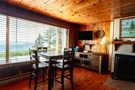 Queen Loft with Kitchen